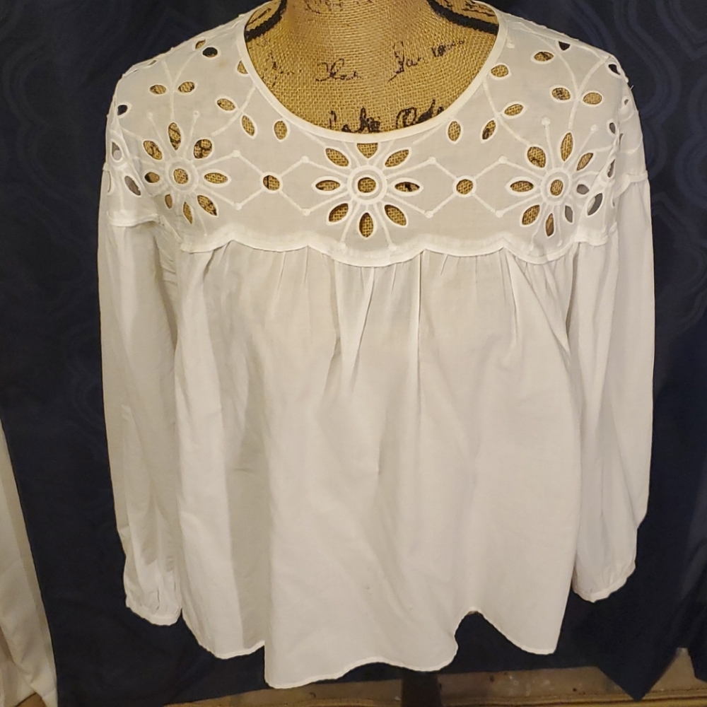 White blouses use one time we're - Picture 2 of 8